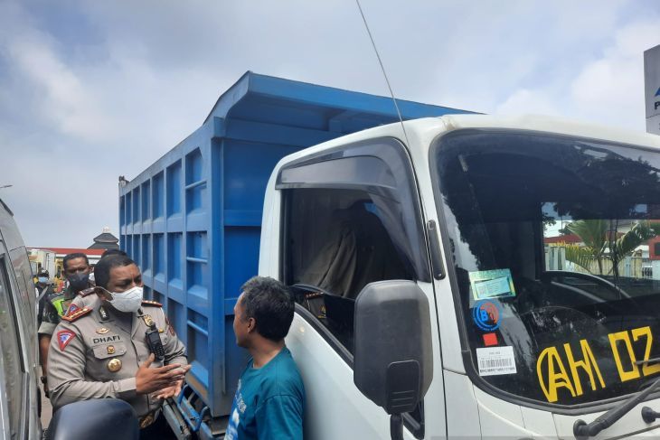 Dirlantas Polda Jambi, Kombes Pol Dahfi saat sidak ke SPBU di Kota Jambi