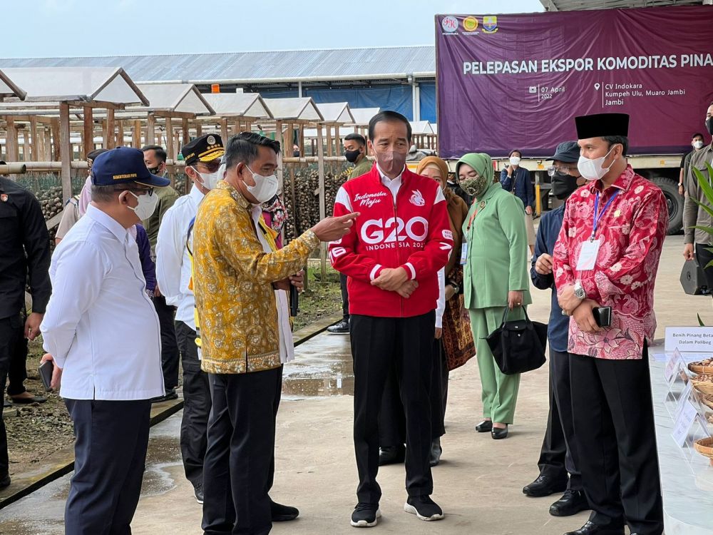 Ketua DPRD Provinsi Jambi Edi Purwanto saat bersama Presiden Jokowi di Jambi 