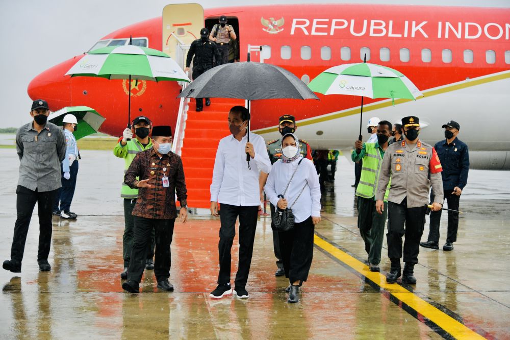 Gubernur Jambi  Al Haris sambut  Presiden Republik Indonesia, Ir. H. Joko Widodo (Jokowi) berserta Ibu Negara, Hj. Iriana saat melakukan kunjungan kerja (kunker) ke Provinsi Jambi, Kamis (07/04/2022).