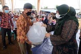 Bupati menyerahkan bibit ikan ke masyarakat beberapa waktu lalu.
