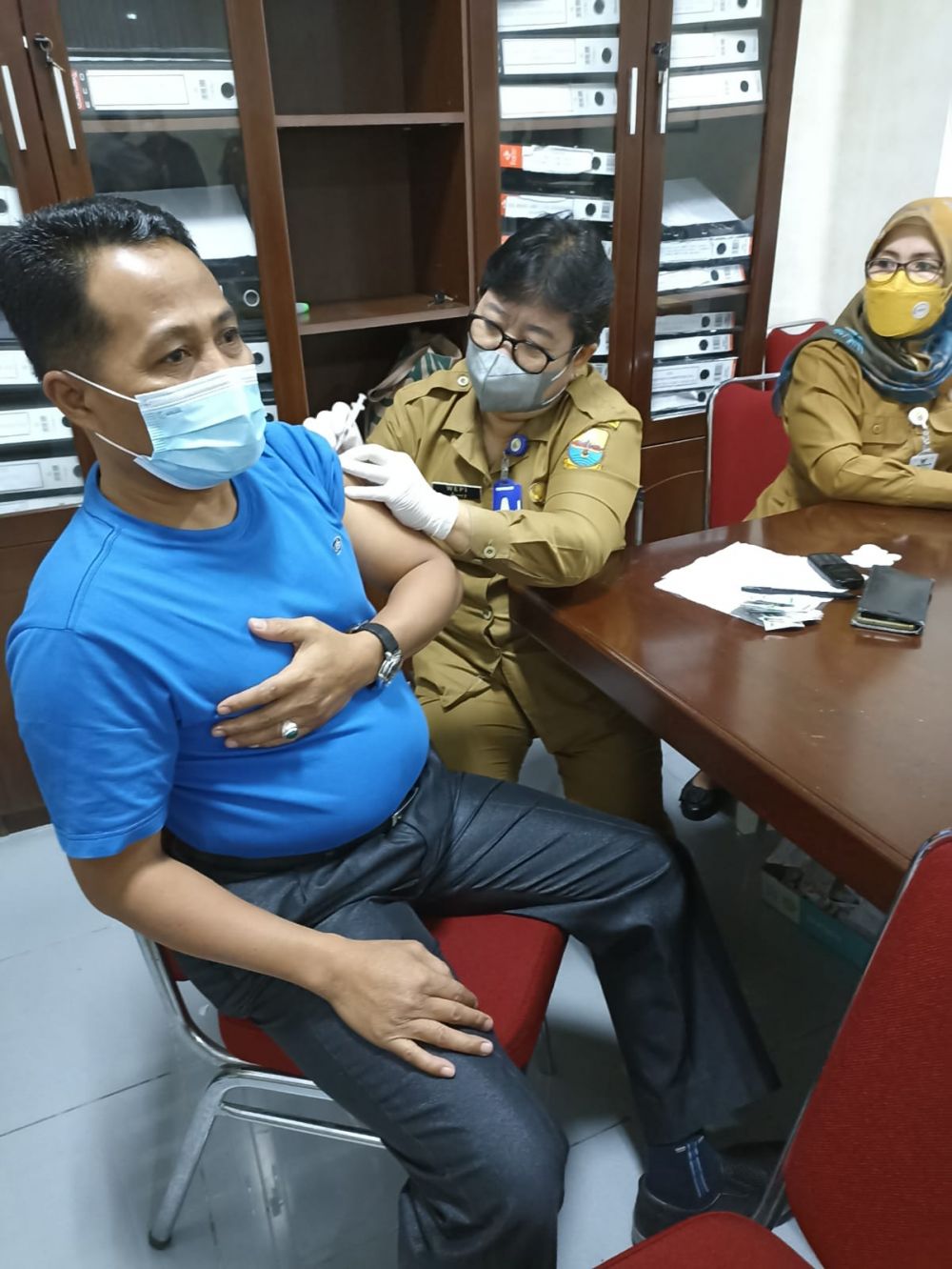 Ketua Komisi II DPRD Provinsi Jambi saat melakukan Vaksin booster. 