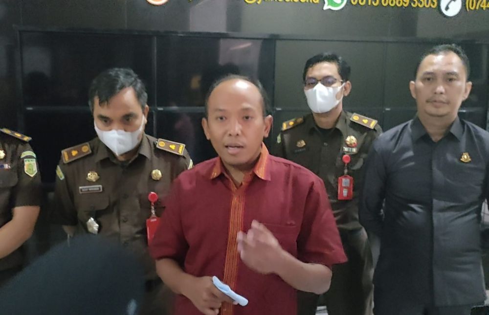 Kajari Tebo memberikan keterangan pada wartawan didampingi pejabat Kejari Tebo