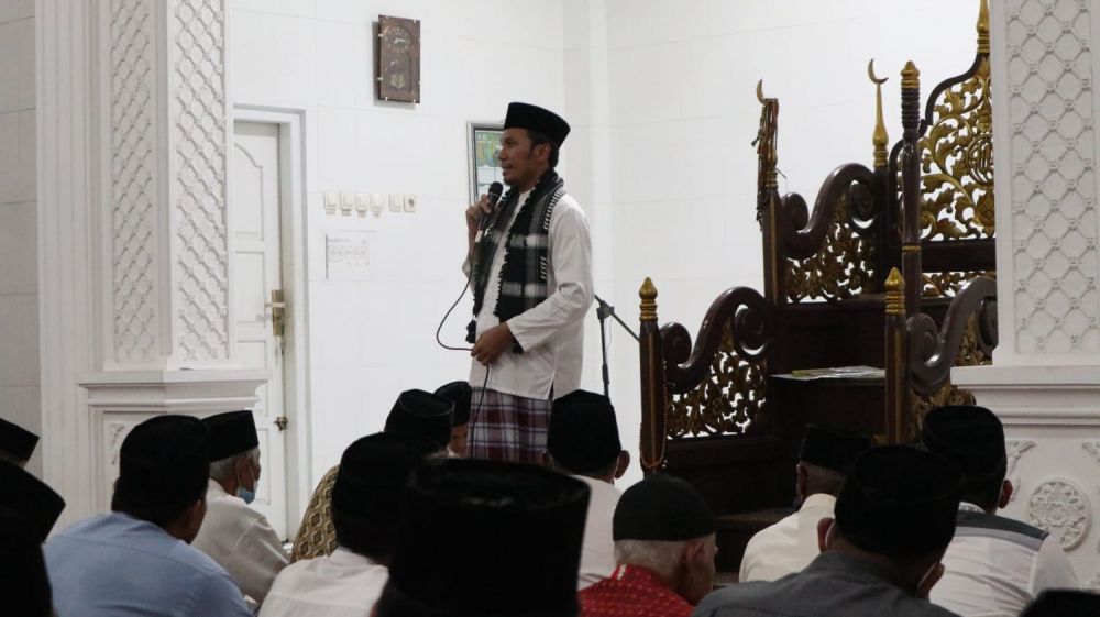 Ketua DPRD Provinsi Jambi Edi Purwanto saat mengisi taushiyah 