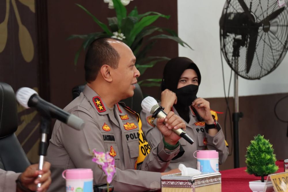Kapolda Jambi didampingi Kapolres Tebo saat memberikan arahan kepada personil polres Tebo