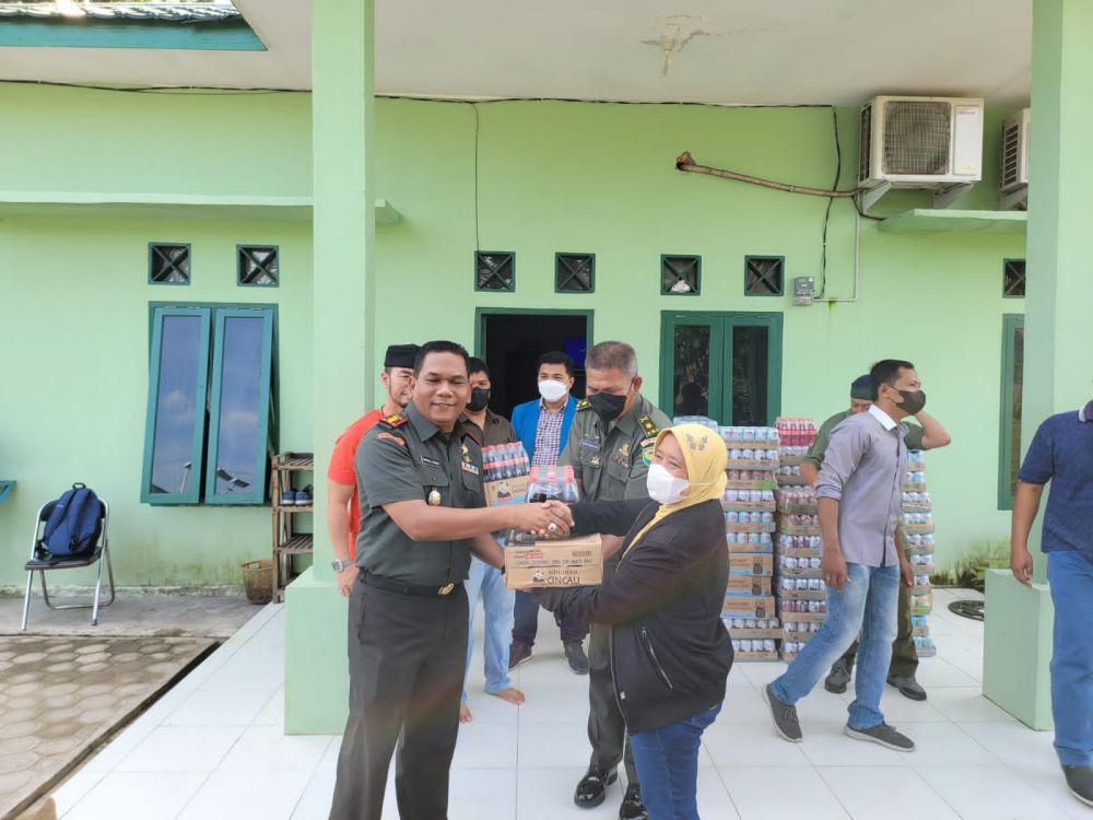 Kolonel Inf Marshal Denny didampingi Dan Unit Inteldim 0415/Jambi Kapten Amru dan Pasi Inteldim Mayor Inf Heriyansyah memberikan tali asih kepada sejumlah insan pers, Kamis (28/4/2022).