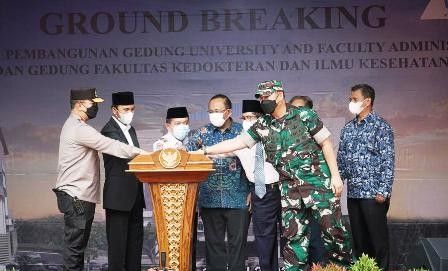 Ground Breaking Pembangunan Gedung Pusat Administrasi Universitas Jambi, Gedung Fakultas Kedokteran dan Ilmu Kesehatan, dan Gedung Pascasarja Universitas Jambi, di Halaman Rektorat Universitas Jambi, Jum'at (13/05/2022).