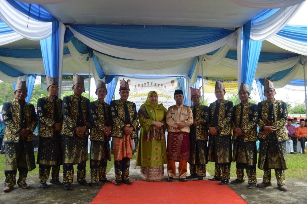 Bupati Muarojambi foto bersama lembaga adat yang dikukuhkan.