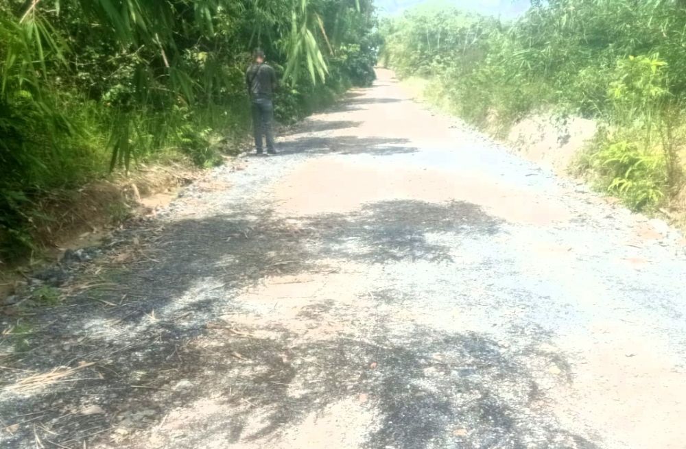 Kondisi Jalan menuju pemakaman nasrani hancur padahal baru dibangun.