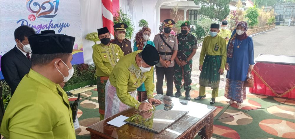 Fasha menandatangi prasasti