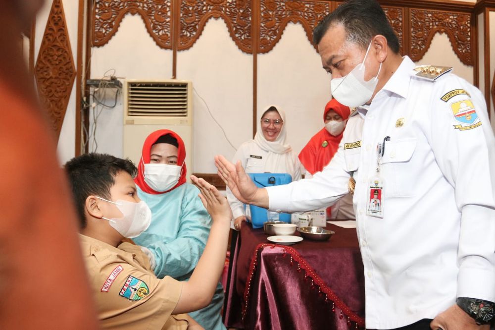 Gubernur Jambi Sapa Anak di Acara Pencanangan Bulan Imunisasi Anak Nasional (BIAN) .