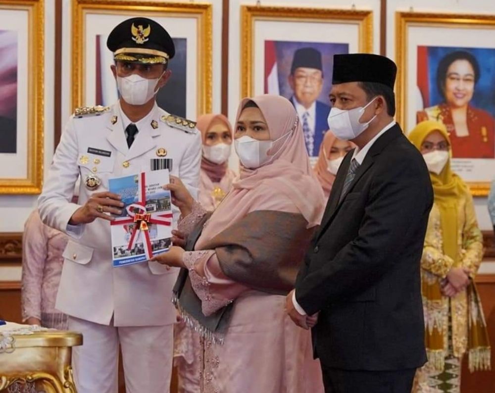 Pj Bupati Muarojambi. Bachyuni Deliansyah bersama Mantan Bupati Muarojambi Masnah Busro dan Mantan Wakil Bupati Bambang Bayu Suseno. 