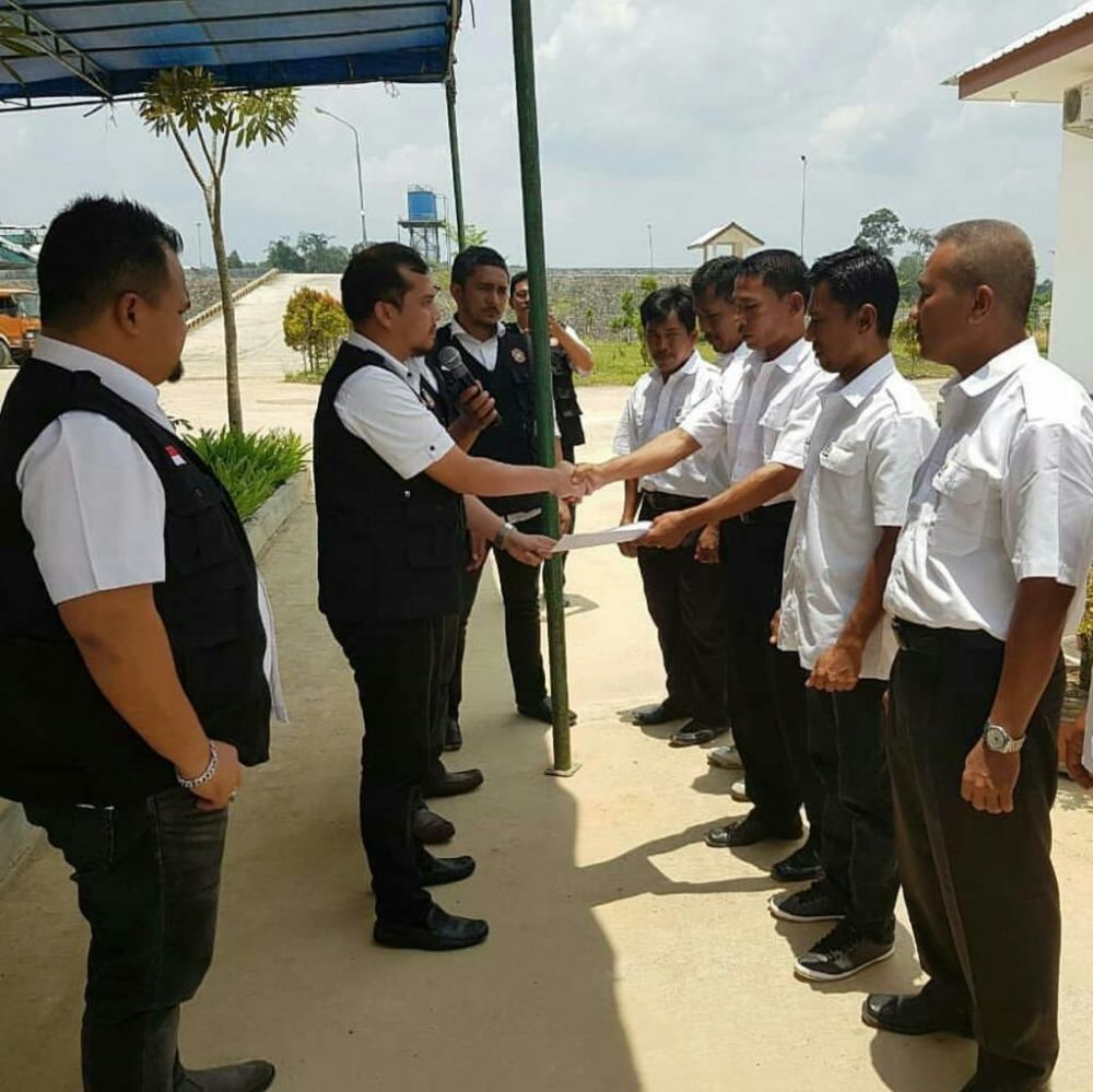 Sekjen SPBUN PTPN VI, Gallif Faizal Rida dalam suatu kesempatan dengan pekerja perkebunan