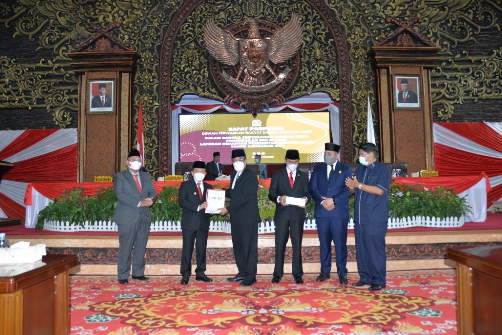 Penyerahan WTP dari BPK RI Perwakilan Jambi ke Gubernur Jambi pada saat rapat paripurna di Gedung DPRD Provinsi Jambi.