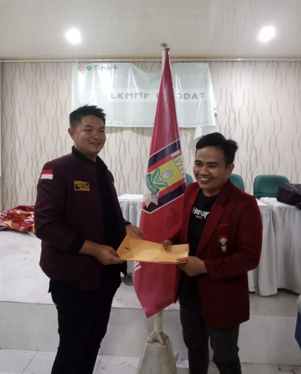 Muhammad Awal selalu Ketua DPD IMM Provinsi Jambi periode 2018-2022 menyerahkan mandat kepemimpinan IMM Jambi ke Nurman Sahdi. 