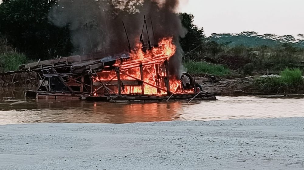Rakit Dompeng yang dibakar polisi 