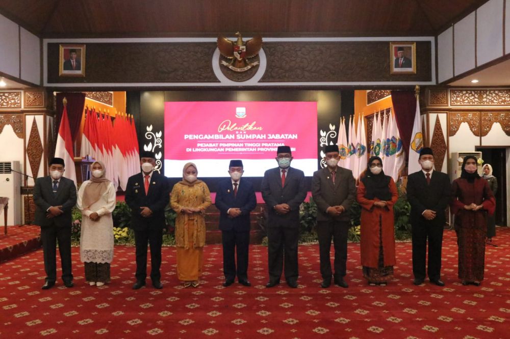 Foto bersama usai lantik Pejabat Pimpinan Tinggi Pratama di Lingkungan Pemerintah Provinsi Jambi, yang berlangsung di Auditorium Rumah Dinas Gubernur Jambi, Rabu (25/05/2022)