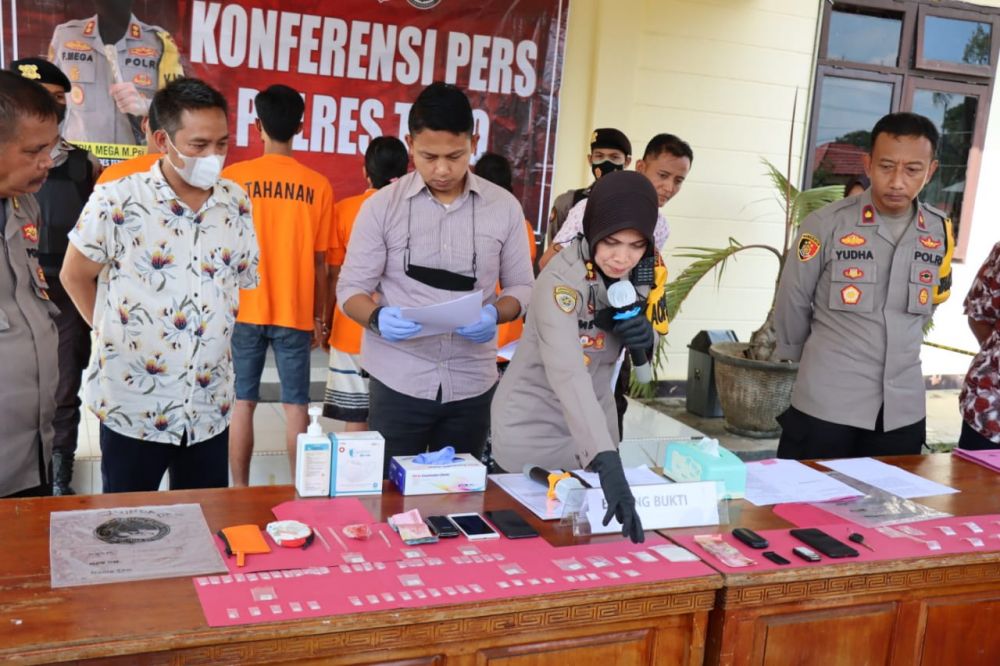 Kapolres Tebo Menjelaskan BB yang diamankan.