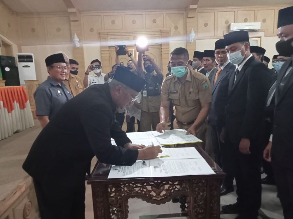 Sekda menandatangani berita acara