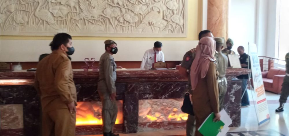 Petugas Gabungan di Hotel Abadi