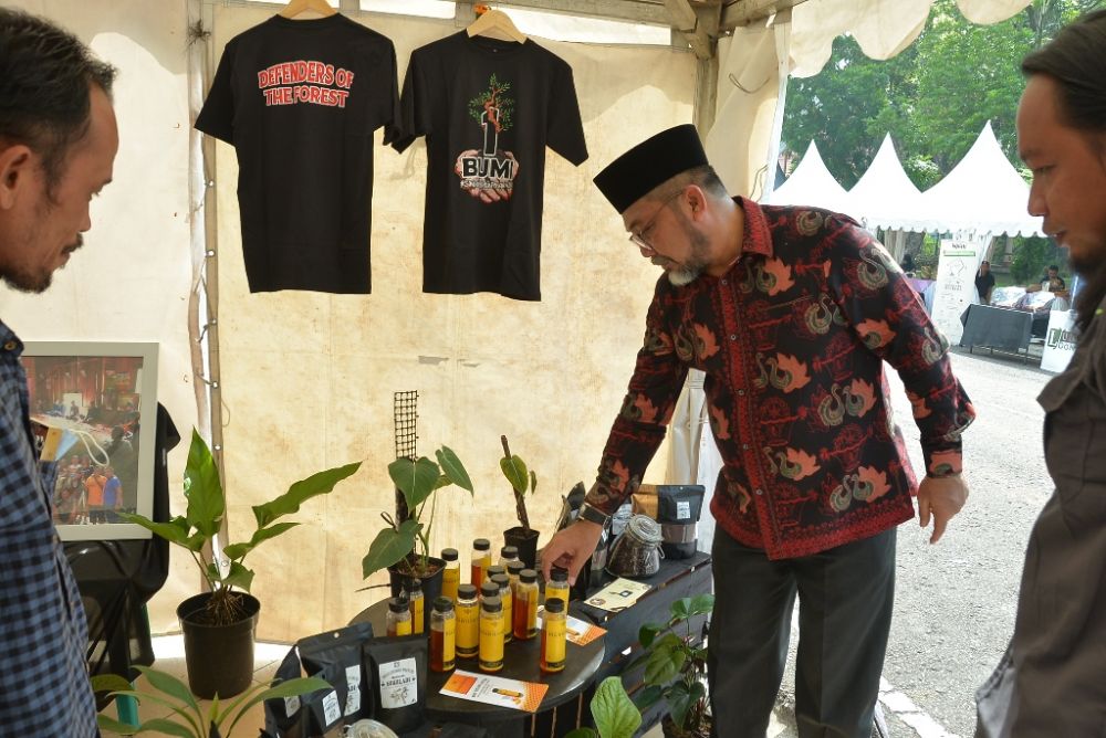 Pameran Produk Hasil Wilayah Kelola Rakyat yang diinisiasi oleh WALHI Jambi, yang berlangsung di Halaman Kantor Gubernur Jambi, Sabtu (04/06/2022).