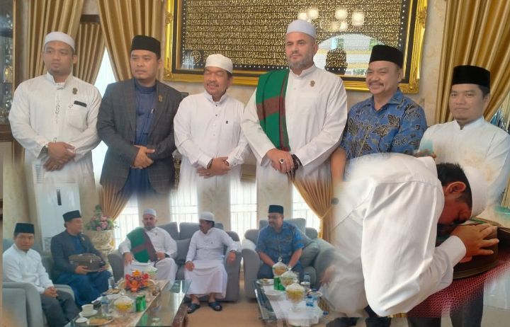 Syekh Sayyid Ahmad Rouhi Ad-Dailaby Al- Jailani bersama Ketua DPRD
