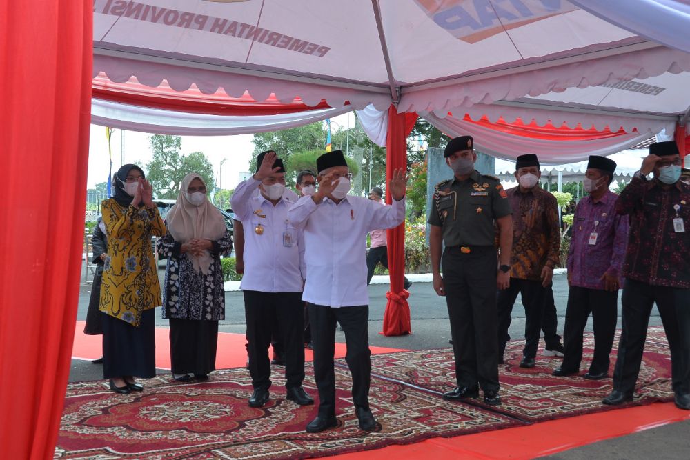 Gubernur Jambi H Al Harisberserta istri, Hj Hesnidar Haris mendampingi Wakil Presiden Republik Indonesia (Wapres RI), KH Ma’ruf Amin beserta Ibu Hj Wury Ma’ruf Amin saat melakukan kunjungan kerja (kunker) ke Provinsi Jambi, Rabu (15/06/2022).