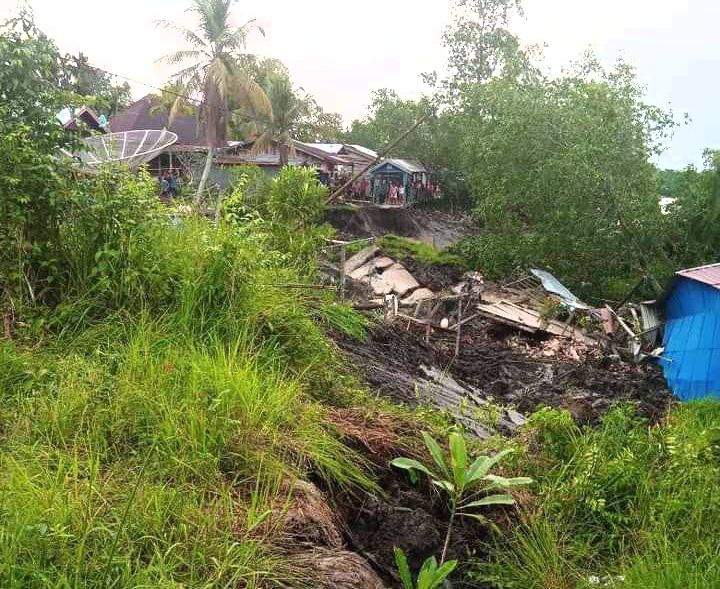 Rumah warga yang tertimbun longsor
