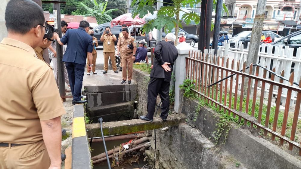 Komisi lll Dewan Perwakilan Rakyat Daerah (DPRD) Kota Jambi melakukan peninjauan pada titik jalan yang kerap terjadi genangan saat hujan deras di Kota Jambi. 