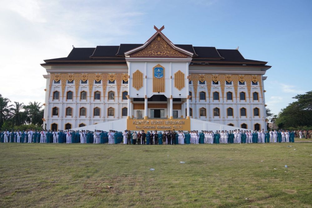 Gubernur Al Haris Hadir di Pelantikan 169 orang Kepala Desa Terpilih dan Pengukuhan sebagai Pembina Lembaga Adat Desa serta Pelantikan Ketua TP PKK Desa Kabupaten Merangin Masa Jabatan 2022-2028, yang berlangsung di Lapangan Depan Kantor Baru Bupati Merangin, Selasa (14/06/2022).