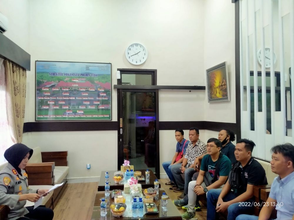 Kapolres Tebo menerima awak media 