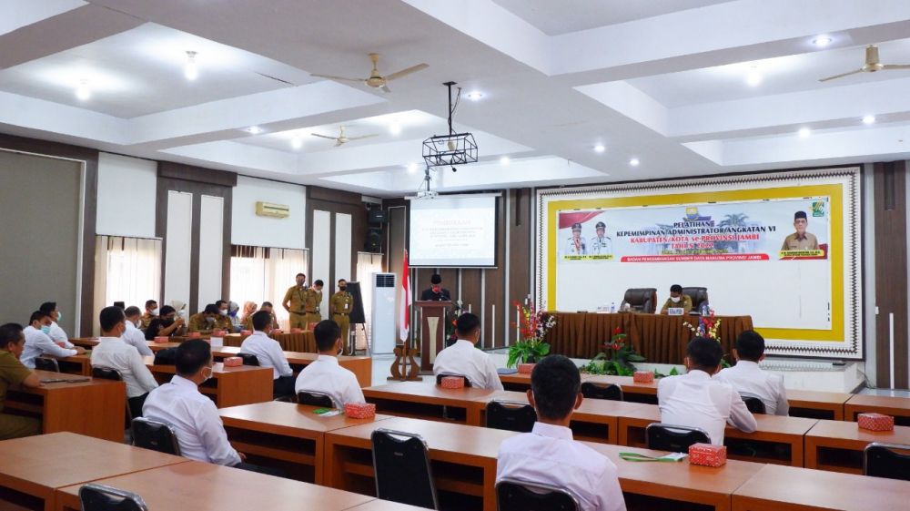 Pembukaan Pelatihan Kepemimpinan Administrator   Angkatan VI Pemerintah Kabupaten / Kota   se-Provinsi Jambi Tahun 2022, bertempat di Aula Kantor Badan Pengembangan Sumber Daya Manusia (BPSDM) Provinsi Jambi, Senin (04/07/2022).