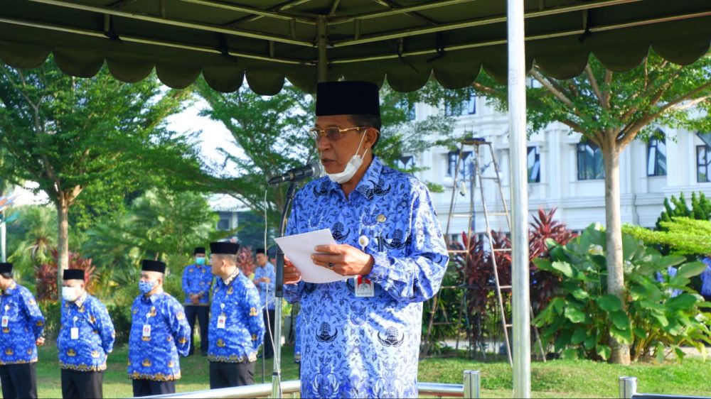 Upacara Peningkatan Kedisiplinan Aparatur Sipil Negara (ASN) dan Peringatan Hari Koperasi ke 75 Tahun 2022, yang berlangsung di Lapangan Depan Kantor Gubernur Jambi, Senin (18/07/2022).