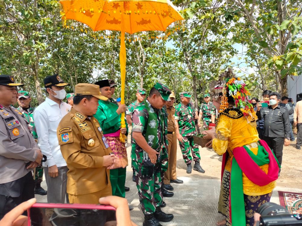 KASAD didampingi Danrem, Gubernur Jambi saat melakukan kunker ke Tebo