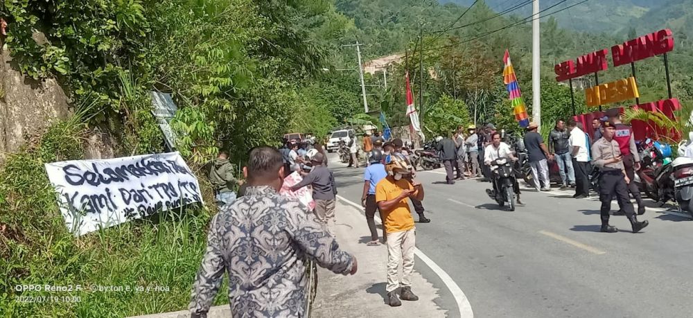 Tampak Ratusan Warga Desa Sungai Ning saat menghadang Truk Sampah Pemkot Sungaipenuh