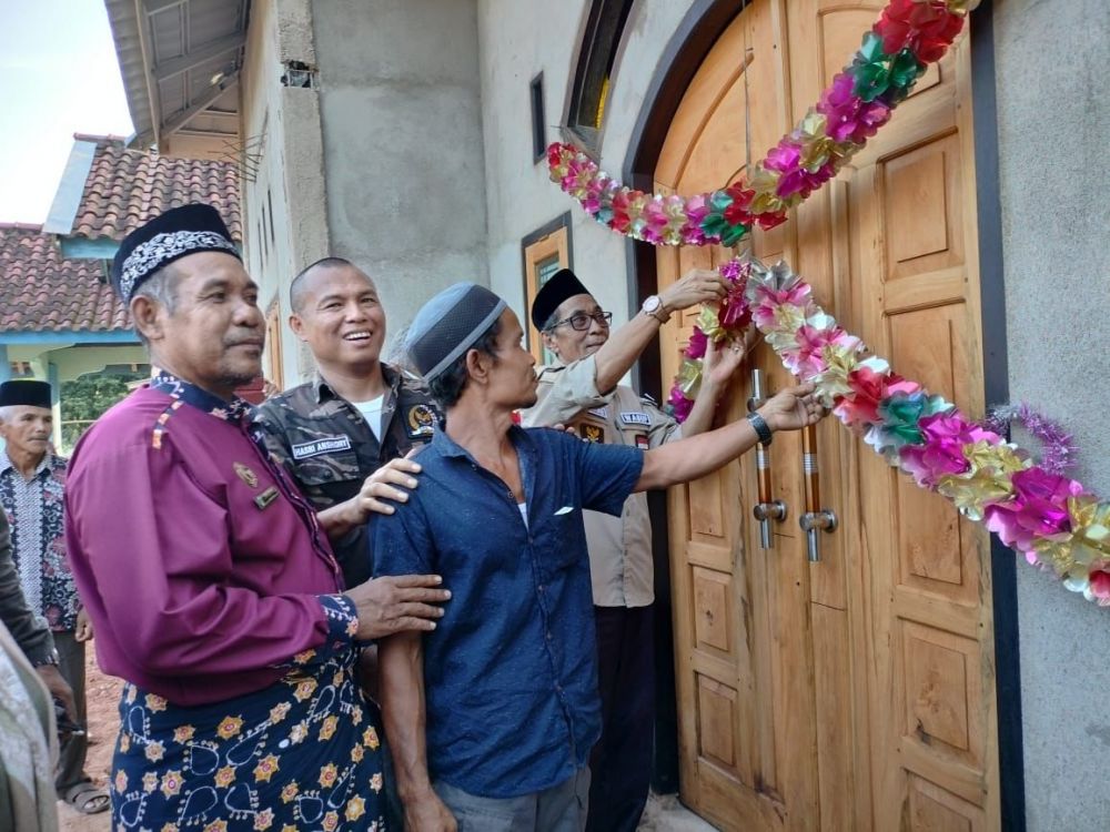 Anggota DPR RI Hasbi Ansori menyerahkan langsung bantuan program Bantuan Stimulan Perumahan Swadaya (BSPS) atau dikenal dengan bedah rumah Kementrian PUPR melalui Dirjen Perumahan dua Kecamatan diwilayah Kabupaten Batanghari, Selasa (19/7).