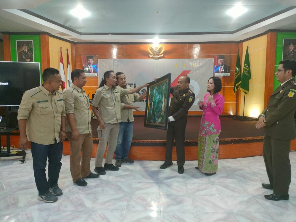 Ketua yayasan Orik Ahmad Firdaus bersama Syahriyal dan pengurus Orik lainnya menyerahkan lukisan ke Kajari Tebo