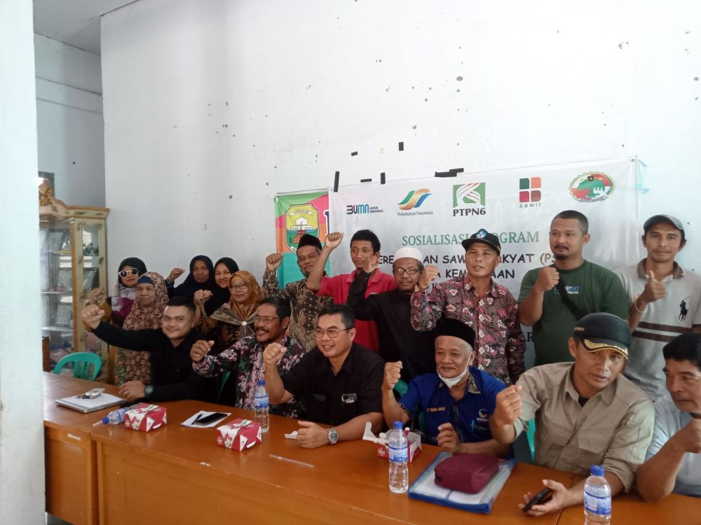 Foto bersama sebagian pengurus dan Koperasi dengan Kabag Rensus PTPN, Rio Herman