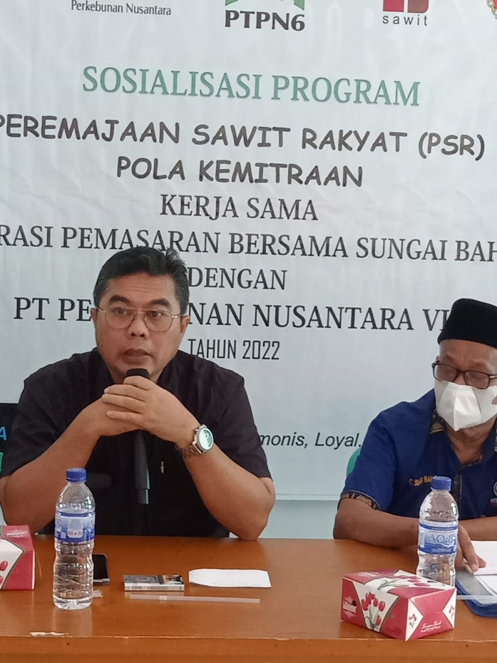 Ketua Koperasi Bahrum menyimak paparan program PSR dari Kabag Rensus PTPN VI Rio Herman