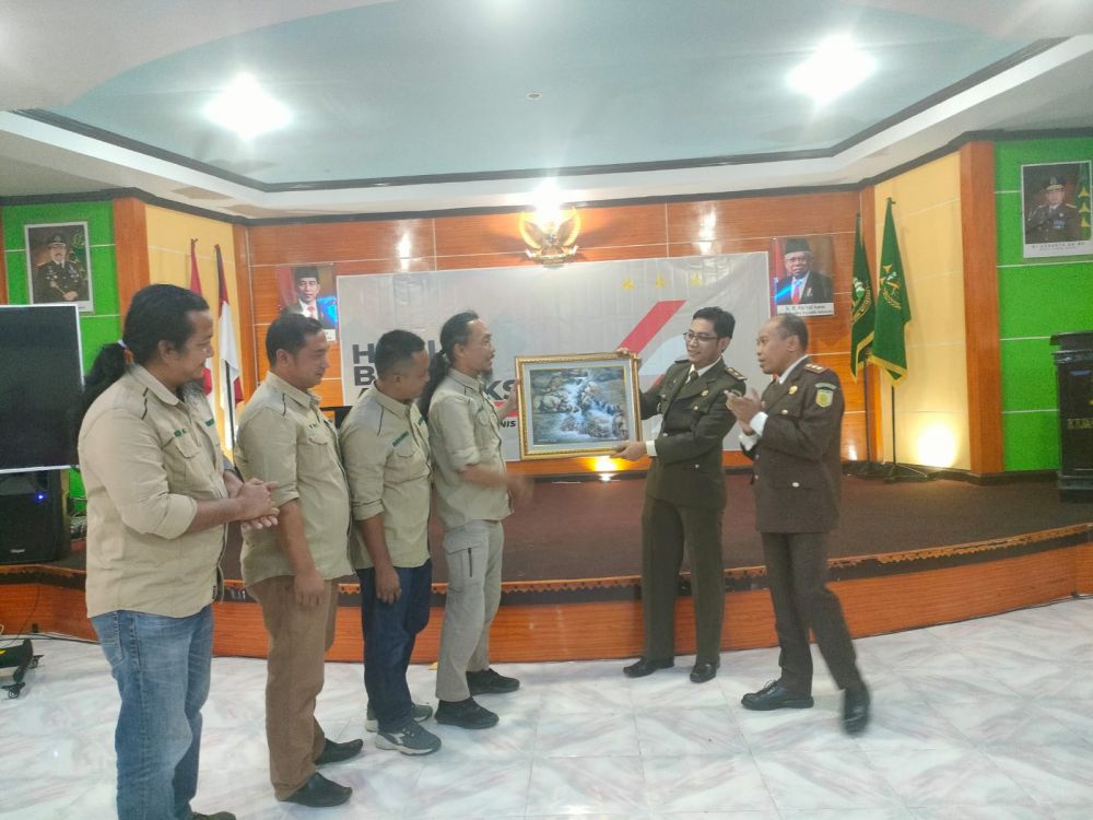 Kasi Pidsus Kejari Tebo menerima lukisan karya Syahrial