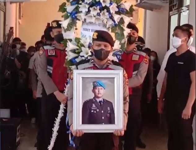 Pemberian  penghormatan terakhir kepada Brigadir Yosua secara kedinasan.