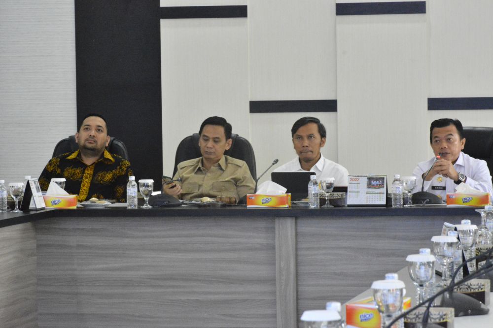 Pimpinan DPRD saat bersama Gubernur Rapat 