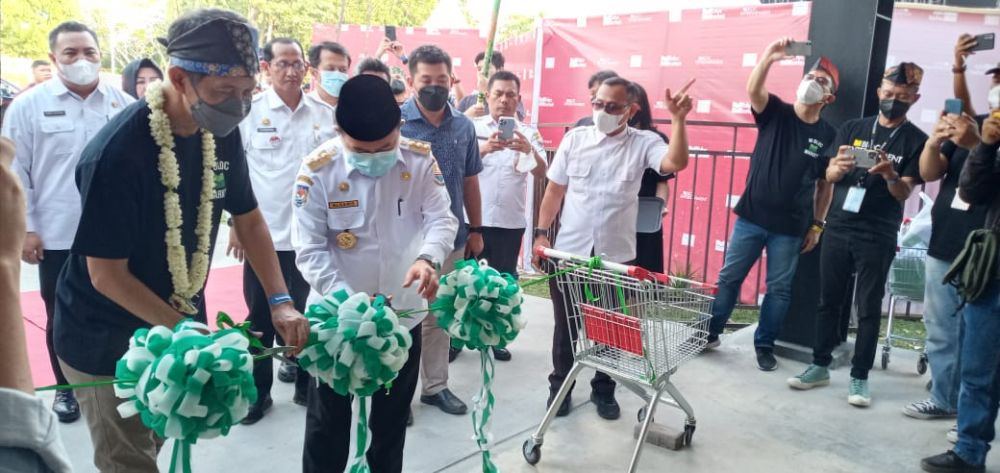 Gubernur Jambi Al Haris Resmi Membuka Outlet M Bloc Market terbesar dan terlengkap yang berada di kawasan Teras Mendalo, Jambi. 