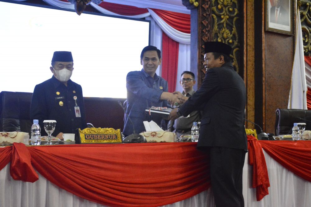 Penyerahan Perda Inisiatif DPRD Provinsi Jambi
