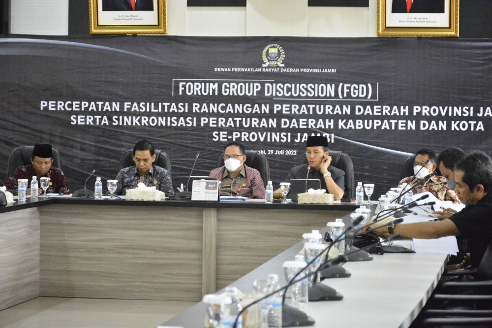 DPRD Provinsi Jambi menggelar Fokus Group Diskusi (FGD) bersama Direktur Produk Hukum Daerah Kemendagri, di Ruang Banggar DPRD Provinsi Jambi, Jumat (29/7/22).