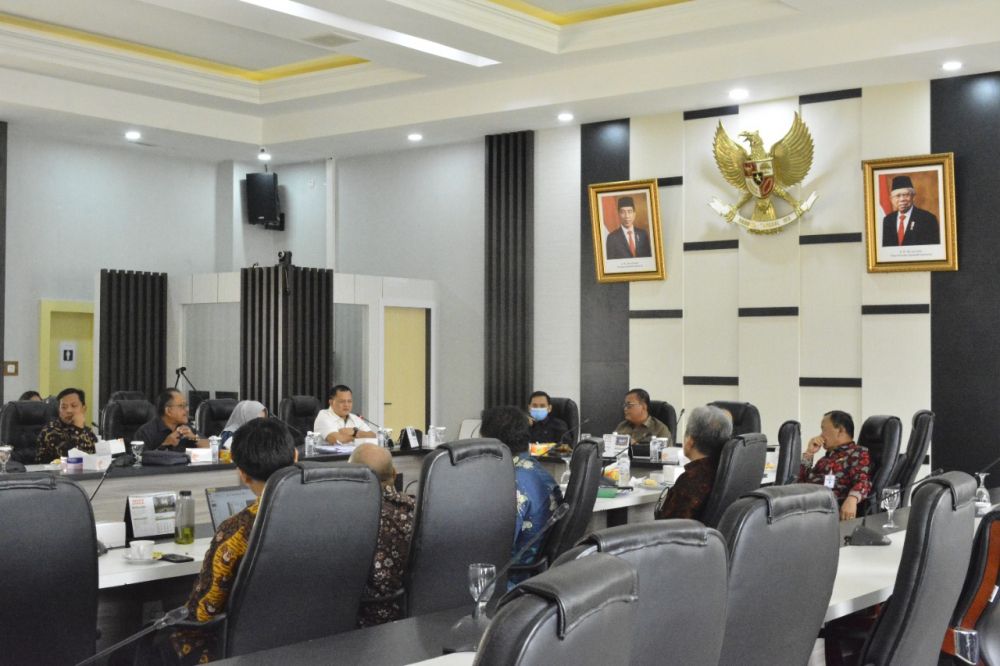 Komisi III DPRD Provinsi Jambi menggelar hearing bersama Dinas PUPR provinsi Jambi dan konsultan pembangunan Stadion oleh pemerintah Provinsi Jambi (21/7) kemarin.