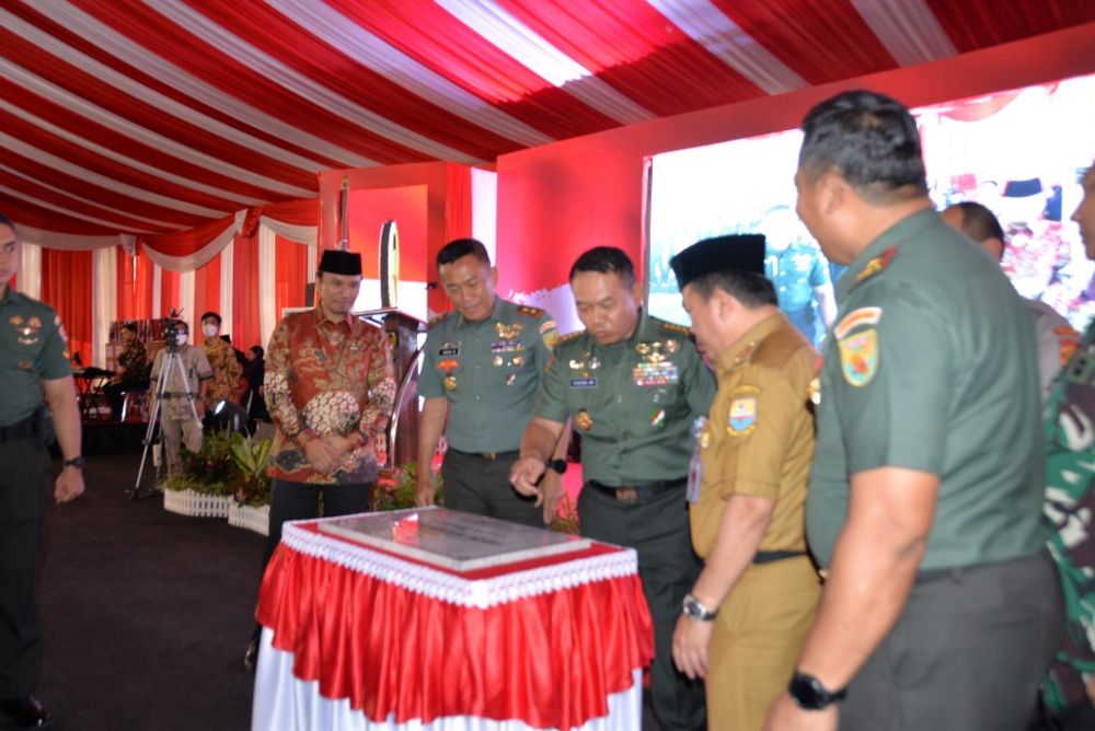 Ketua DPRD Provinsi Jambi, Edi Purwanto menghadiri kegiatan peresmian gedung makorem 042 Gapu, Selasa (19/7). Peresmian gedung ini dilakukan oleh Kepala Staff TNI Angkatan Darat, Dr Dudung Abdurachman 