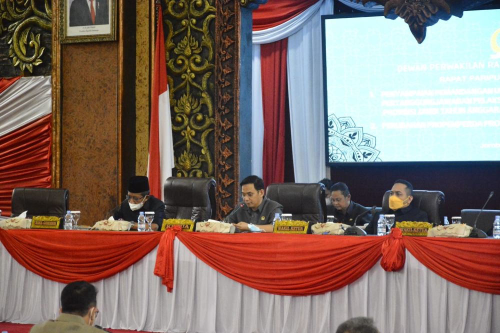 Paripurna pandangan umum fraksi terhadap nota pengantar rancangan peraturan daerah tentang pertanggungjawaban pelaksanaan APBD Provinsi Jambi tahun 2021.