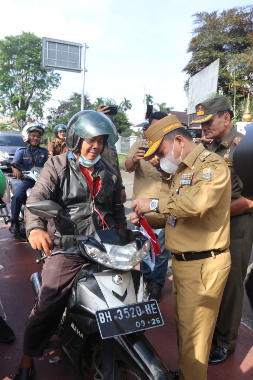 Gubernur Jambi Al Haris saat membagi Bendera Merah Putih di Jalan