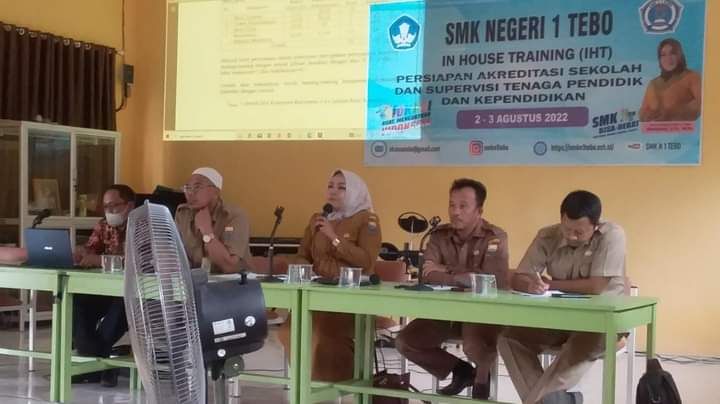 Tenaga pendidik SMKN 1 Tebo terlihat fokus mengikuti IHT