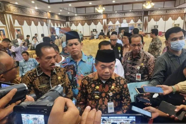 Gubernur Jambi Al Haris saat diwawancara 